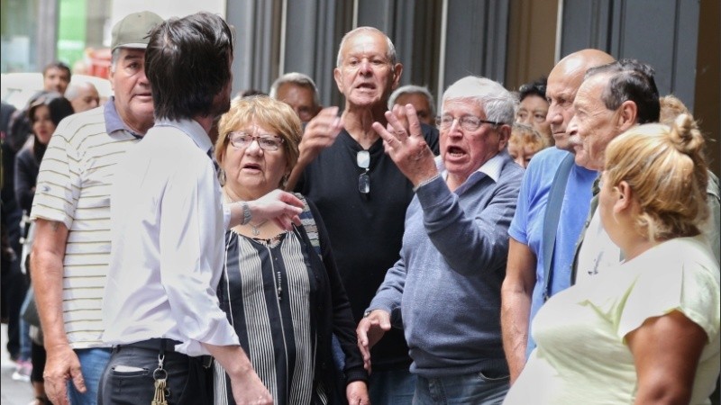 Filas en los bancos, discusiones y miedo al contagio entre los jubilados. 