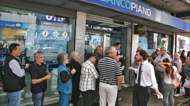 Filas en los bancos, discusiones y miedo al contagio entre los jubilados. 