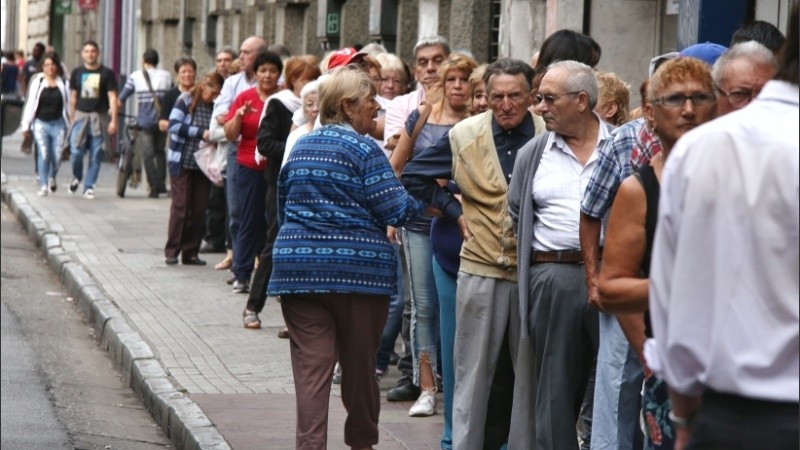 Filas en los bancos, discusiones y miedo al contagio entre los jubilados. 