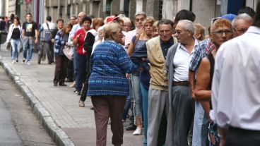 Filas en los bancos, discusiones y miedo al contagio entre los jubilados.