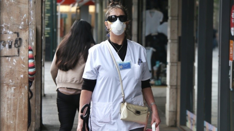 La peatonal, semivacía y con barbijos. 