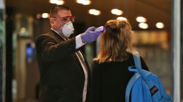 En la Bolsa de Comercio tomaban la temperatura en la entrada.