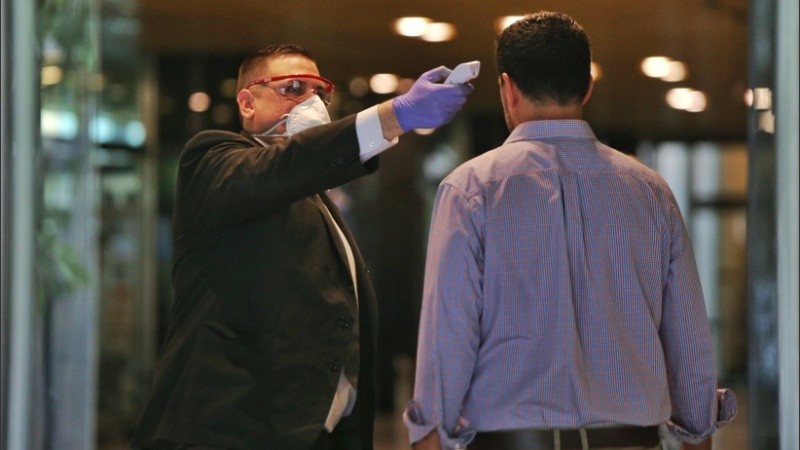 En la Bolsa de Comercio tomaban la temperatura en la entrada. 