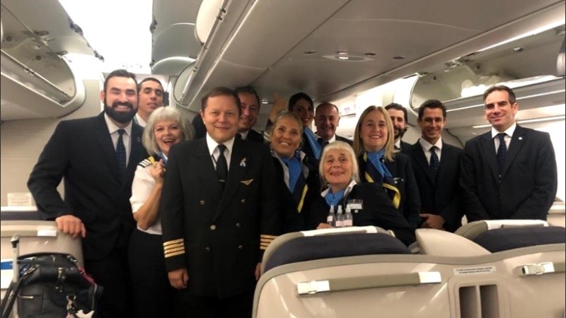 Un piloto de Aerolíneas Argentinas emocionó a los pasajeros que regresaron al país.