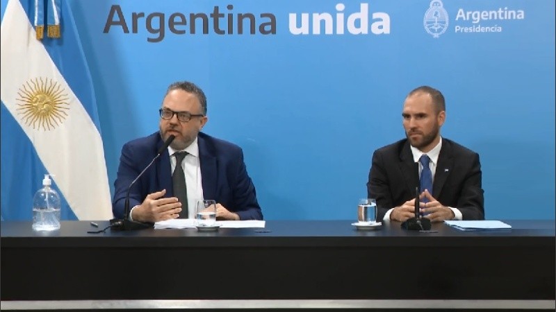 Los ministros de Desarrollo Productivo y de Economía en la conferencia de la tarde.