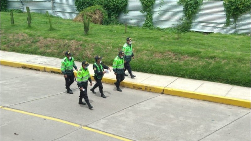 Policías patrullan las calles para que nadie circule, salvo para casos urgentes.