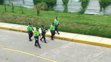 Policías patrullan las calles para que nadie circule, salvo para casos urgentes.