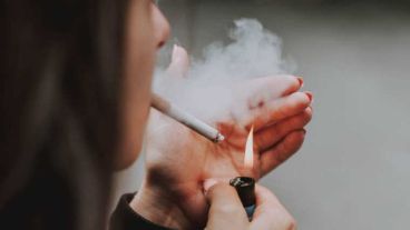 "La mujer establece otro vínculo con el cigarrillo: se trata de una relación de afecto", según el Dr. Buljubasich.
