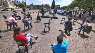 “El distanciamiento es parte de lo que tenemos que mostrar", dijo el gobernador.