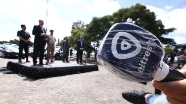 Una de las medidas de prevención en el micrófono de El Tres.