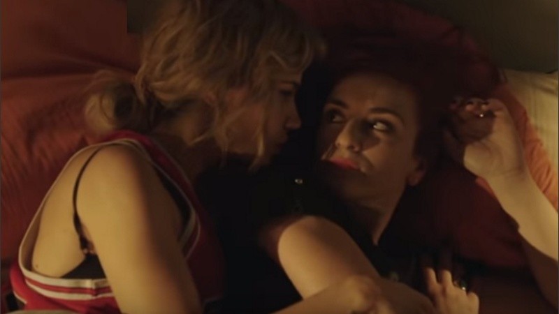 El beso de Celeste Cid y Julieta Zylberberg.