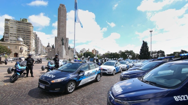 Los vehículos de la policía presentados en el Monumento.