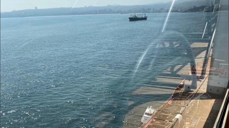 El Celebrity Eclipse en plena carga de combustible lejos de la costa de Valparaíso.