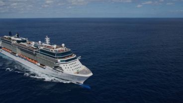 El crucero Celibrity Eclipse detenido en Valparaíso después de no poder recalar en San Antonio, deberá seguir hasta Estados Unidos.