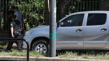 Algunos de los impactos de bala en la camioneta de la víctima.