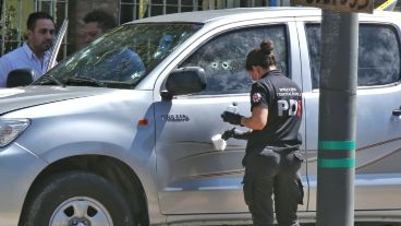 Los impactos de bala en la camioneta del hombre asesinado.