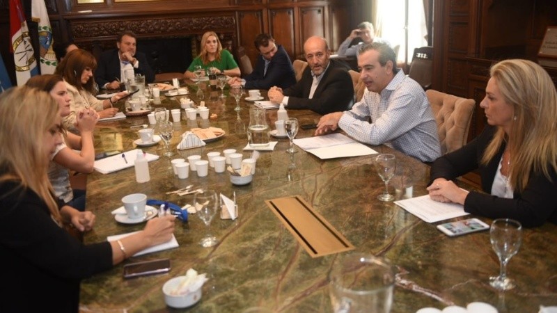 Javkin se reunió con concejales este jueves.