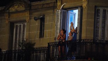 En ventanas y balcones de todo el país hubo palmas y emoción.