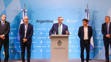 El presidente junto a los cuatro gobernadores que lo acompañaron durante el anuncio.