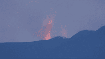 El vulcanólogo monitorea el Etna desde su casa.