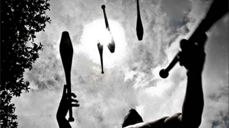 Trabajadores informales deben hacer malabares para subsisitir.