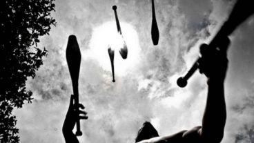 Trabajadores informales deben hacer malabares para subsisitir.