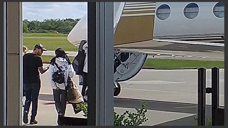 Tinelli y su familia volaron a Esquel en avión privado. 