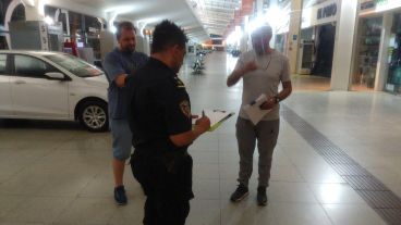 El operativo de la Policía y la Fiscalía en la terminal de Rosario.