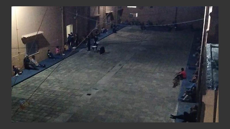 Los detenidos en el patio de la comisaría. 