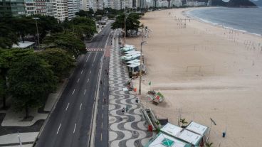 La playa de Copacabana, vacía debido a las medidas contra el coronavirus en Río de Janeiro.