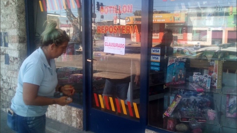 Este viernes también se clausuraron un cotillón y un local de pagos y cobranzas.