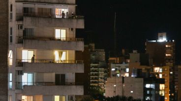 Sonaron los aplausos en la noche rosarina para frenar a los irresponsables.