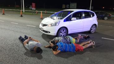 Los detenidos viajaban en un Honda Fit.