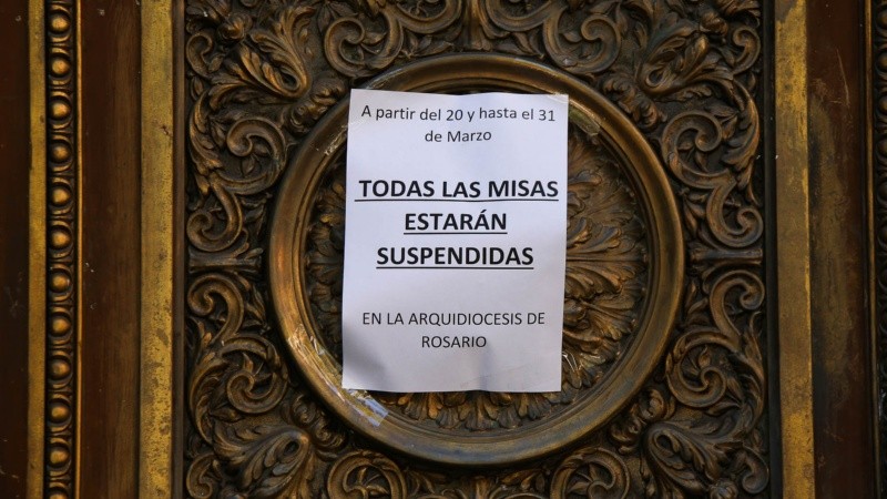 Un cartel en la puerta de la Catedral de Rosario anunciando la suspensión de las misas.