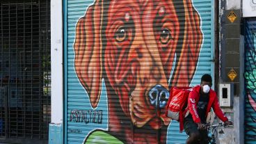 Varios repartidores se pueden ver por las calles.