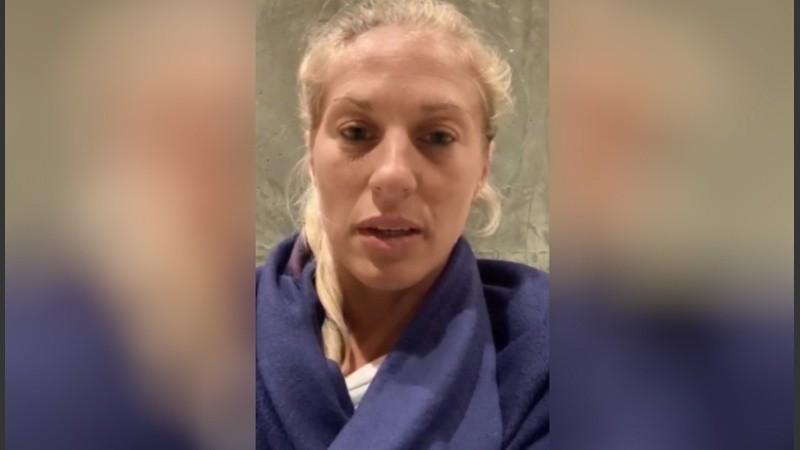 La estamos pasando muy mal. Gente que no tiene plata. Nos dicen que hasta el 21 de abril la gente no va a poder salir del aeropuerto.