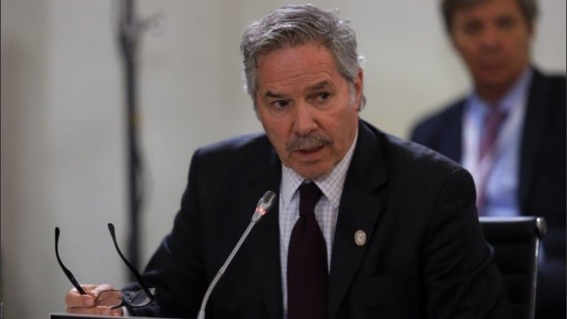 Solá señaló que traen en promedio a unos 400 argentinos por día.