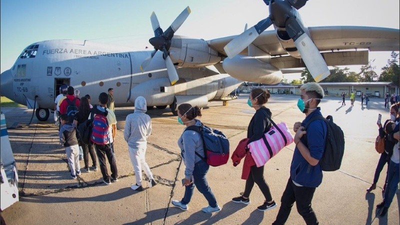 Las aeronaves pertenecientes a la Fuerza Aérea Argentina habían partido el último sábado hacia Lima con 140 ciudadanos peruanos.
