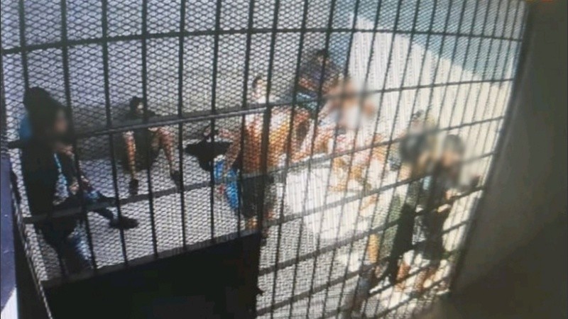 Una imagen de una celda en la comisaría de calle 1731 al 7700.