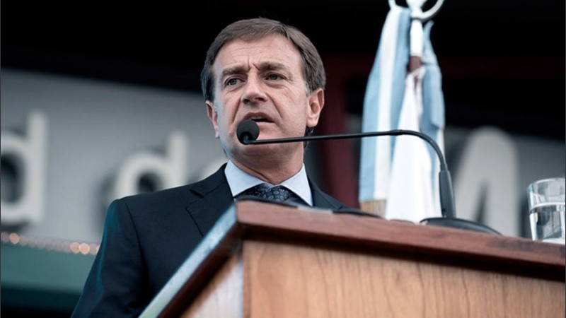 El monto que esté por encima de los 50 mil pesos establecidos como tope será destinado a la compra de insumos para la emergencia sanitaria, anunció el gobernador de Mendoza, Rodolfo Suárez.