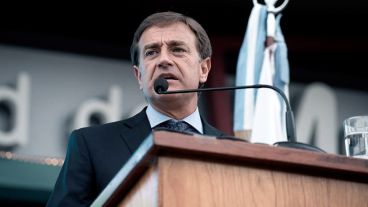 El monto que esté por encima de los 50 mil pesos establecidos como tope será destinado a la compra de insumos para la emergencia sanitaria, anunció el gobernador de Mendoza, Rodolfo Suárez.