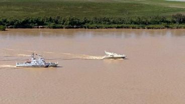 La embarcación de Prefectura escoltando al lujoso yate de Nardelli.
