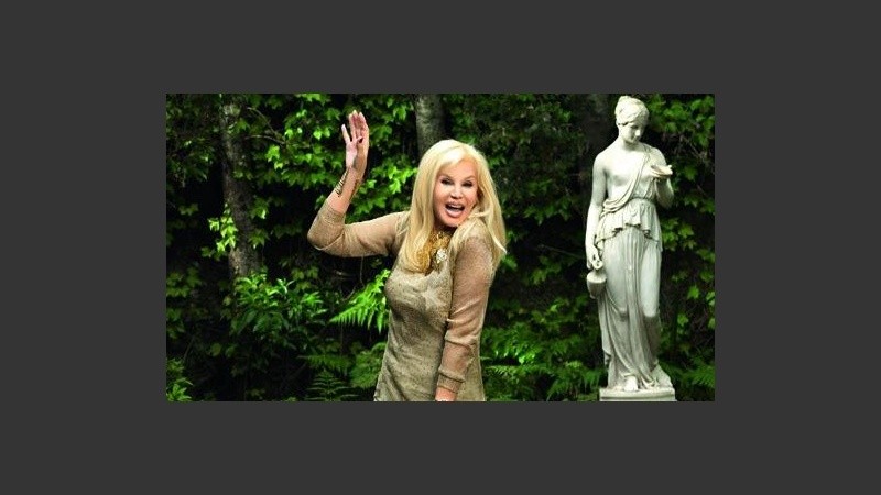 Susana le da al trago en la cuarentena. 