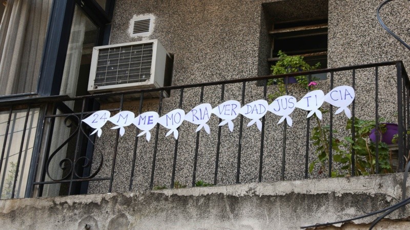 Así lucieron algunos de los balcones rosarinos que se sumaron a la movida este 24 de marzo.