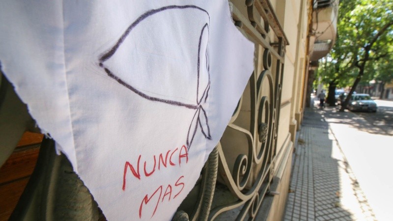 Así lucieron algunos de los balcones rosarinos que se sumaron a la movida este 24 de marzo.