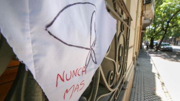 Así lucieron algunos de los balcones rosarinos que se sumaron a la movida este 24 de marzo.