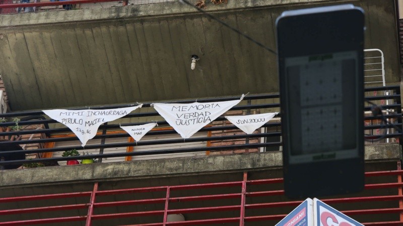 Así lucieron algunos de los balcones rosarinos que se sumaron a la movida este 24 de marzo.
