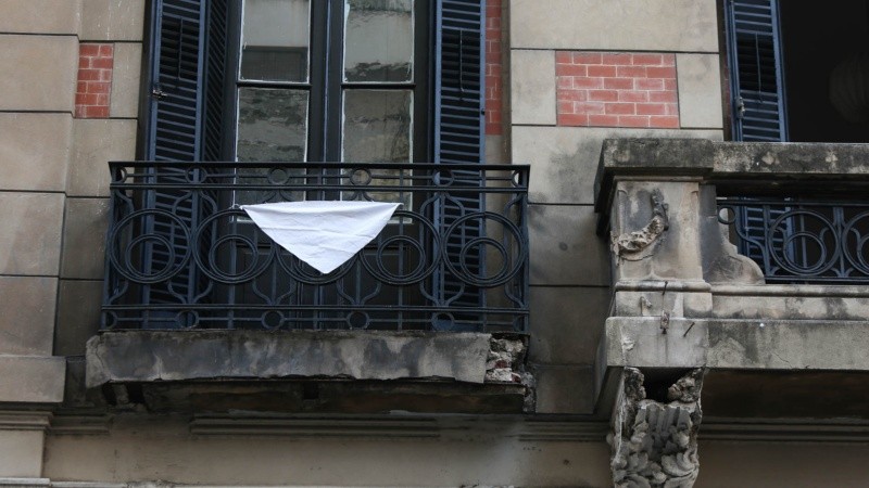 La manifestación fue desde casa: pañuelos blancos en los balcones.