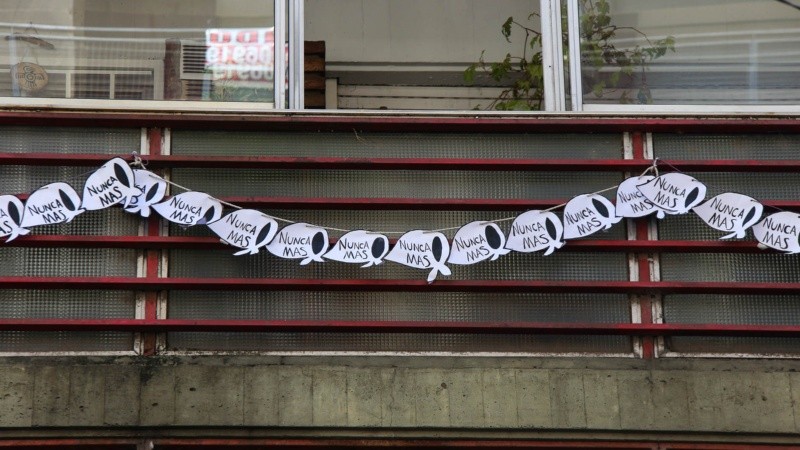 Así lucieron algunos de los balcones rosarinos que se sumaron a la movida este 24 de marzo.