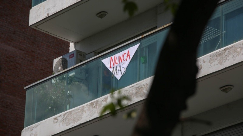 Así lucieron algunos de los balcones rosarinos que se sumaron a la movida este 24 de marzo.